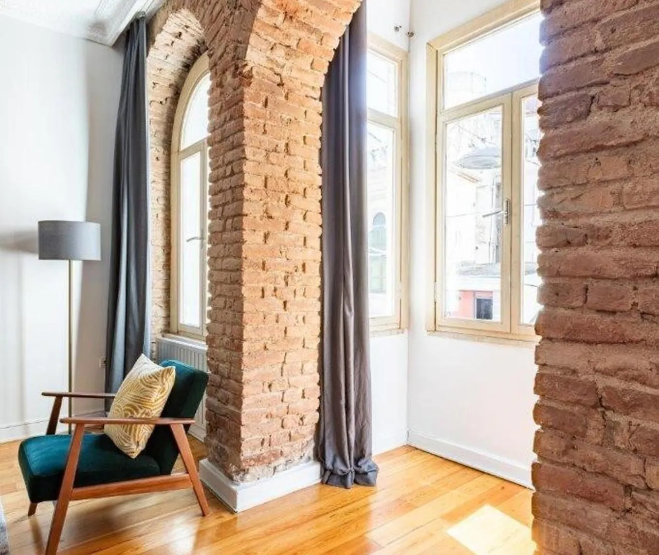 Warm Rustic Charming 2Bd Galata Wpatio Gem! #320 Daire İstanbul Türkiye