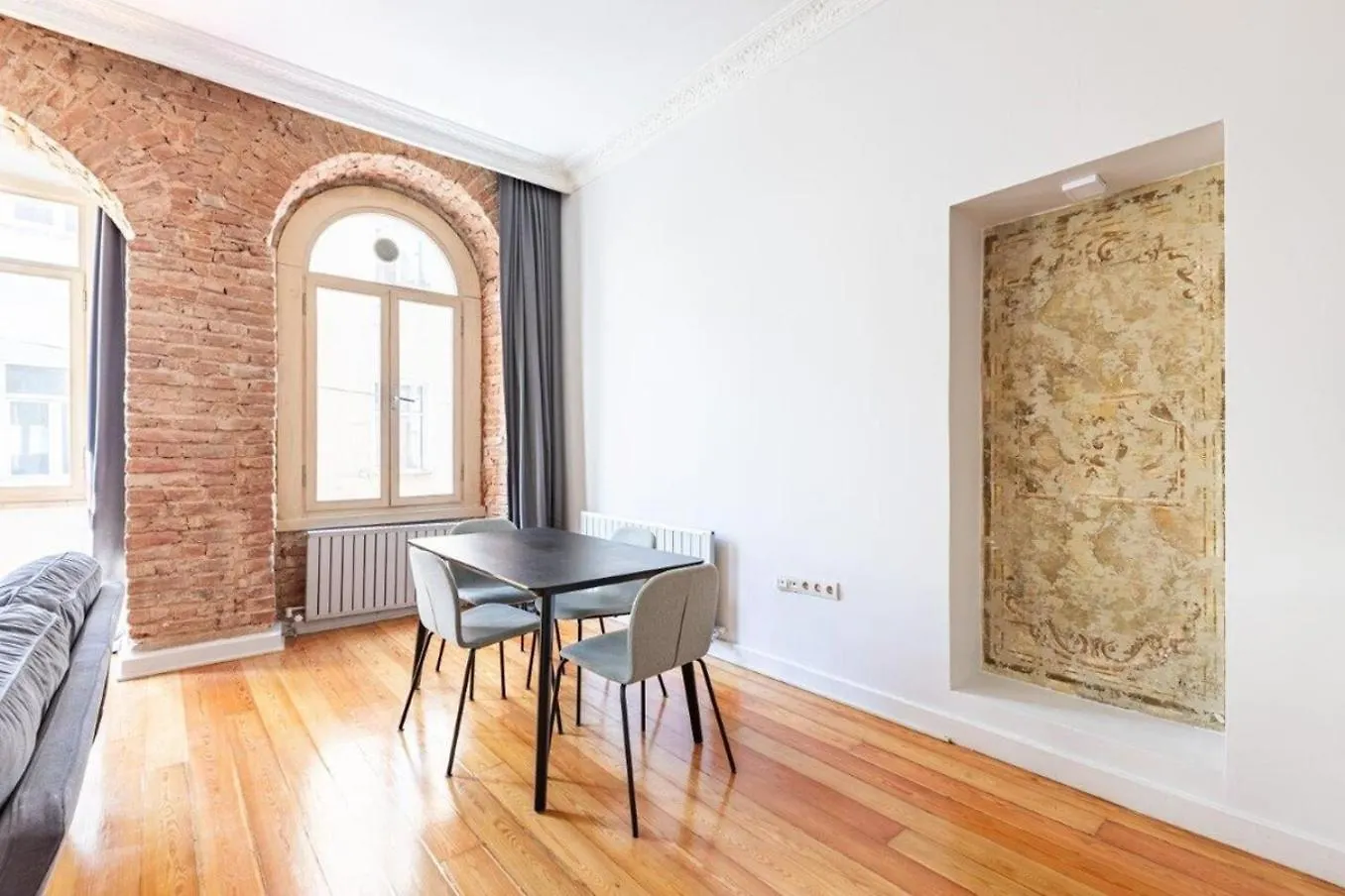 Warm Rustic Charming 2Bd Galata Wpatio Gem! #320 Daire İstanbul